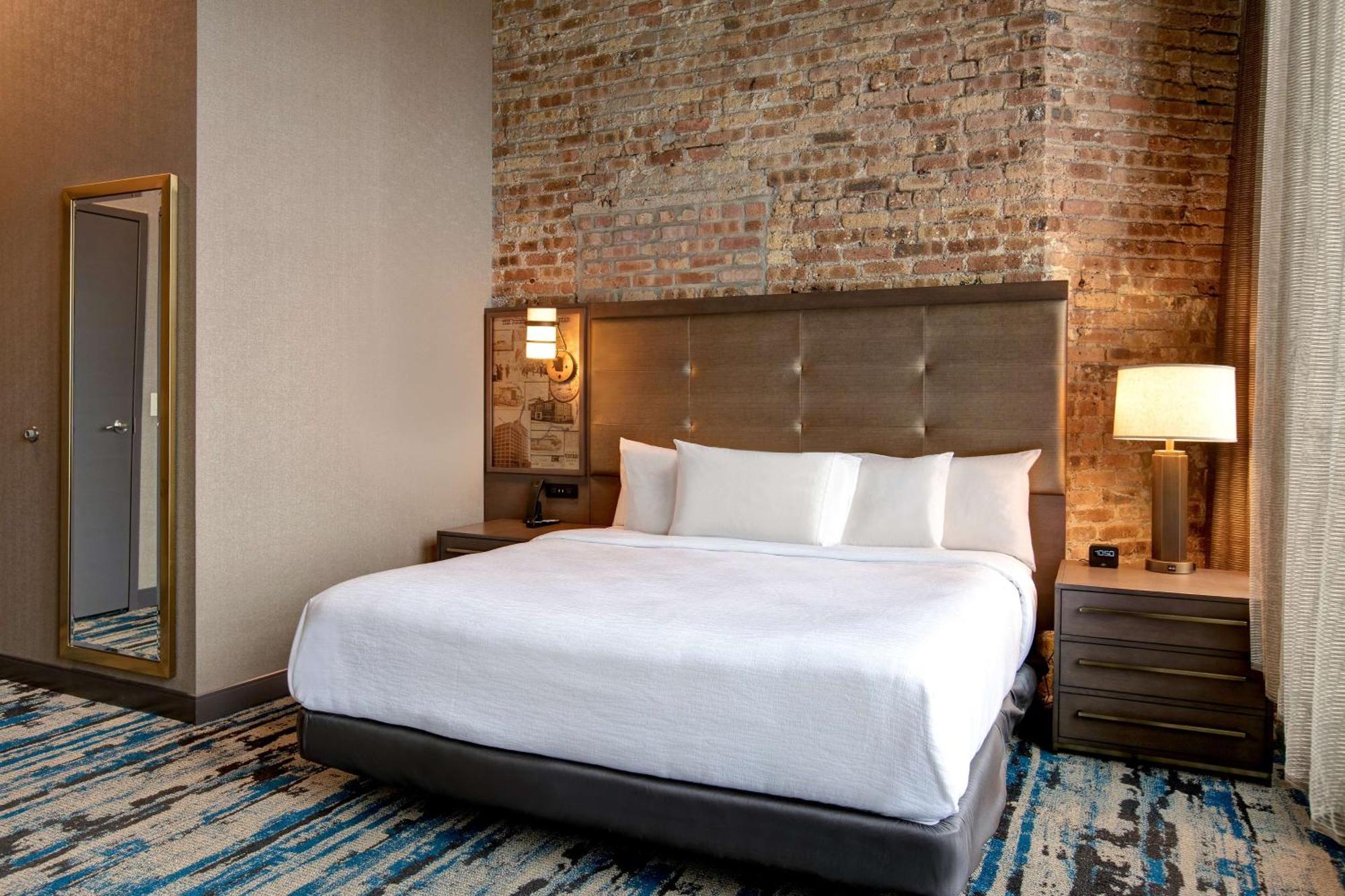 Embassy Suites By Hilton Rockford Riverfront Buitenkant foto